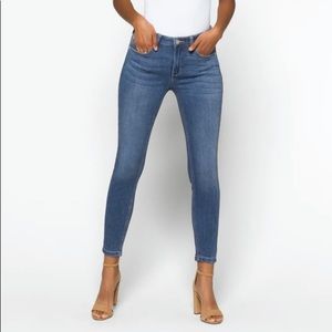 ✨NWT✨ Just USA Skinny Capri Jean Size 33